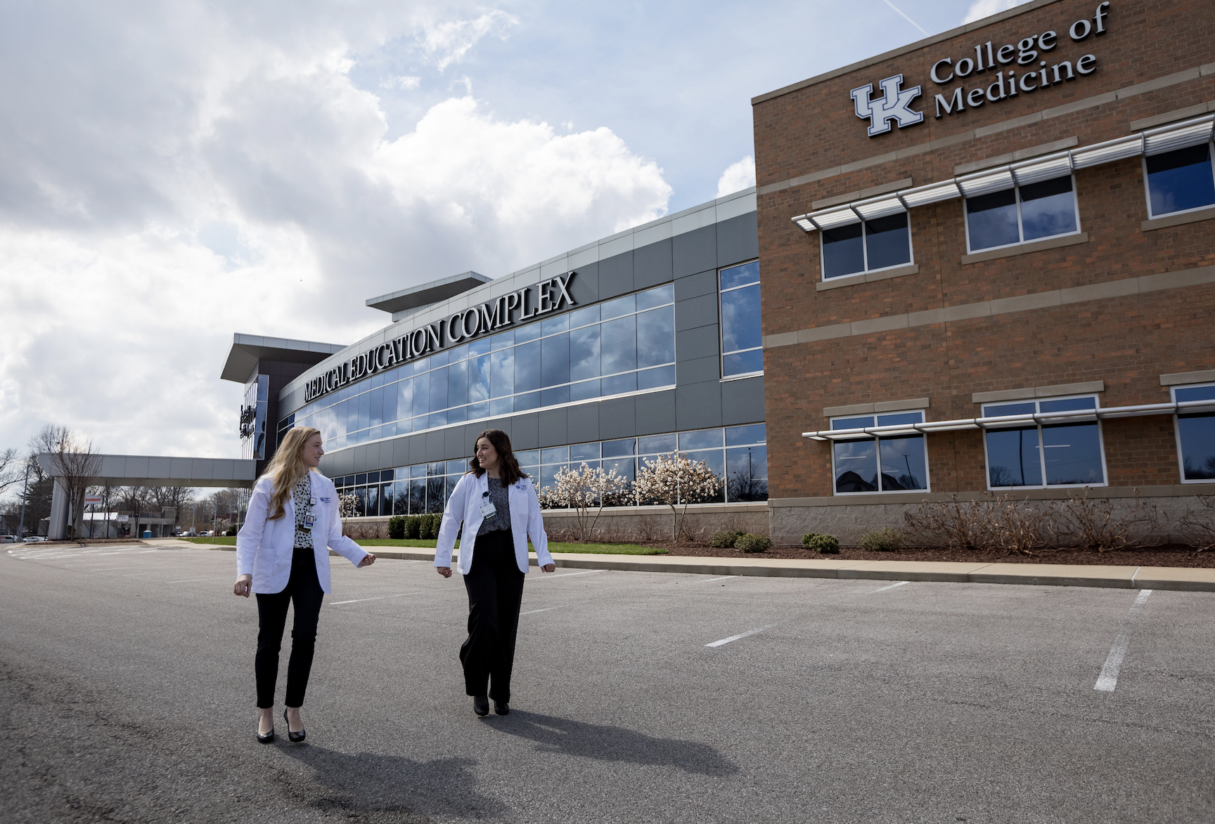 Students walking outside on the grounds of the Bowling Green Campus