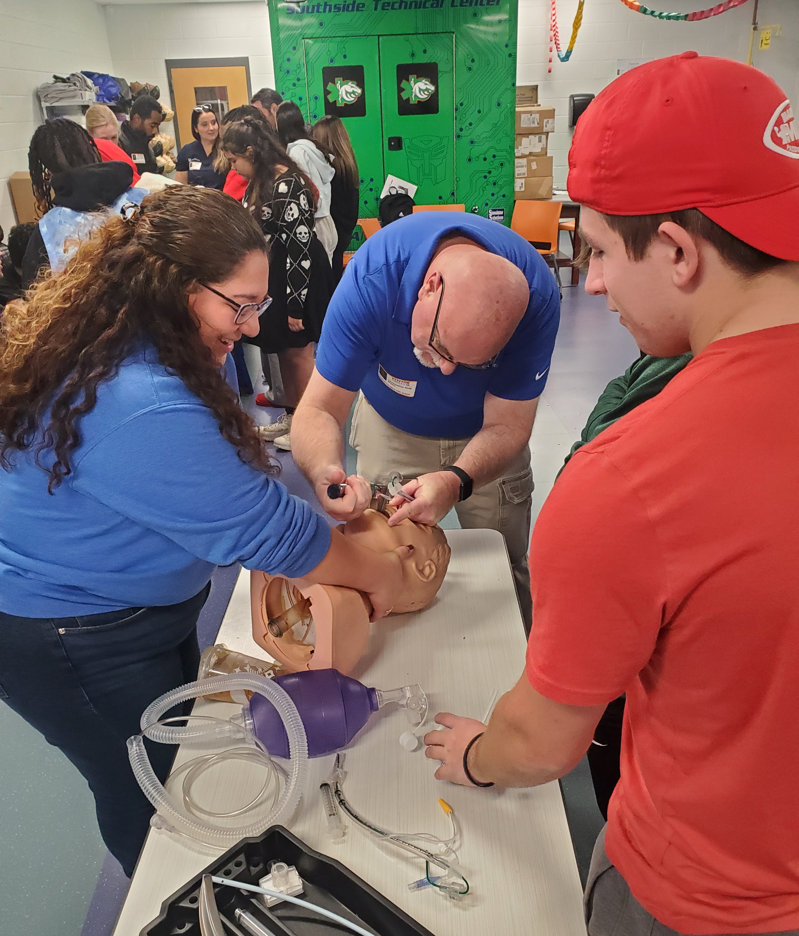 students practice intubation simulation
