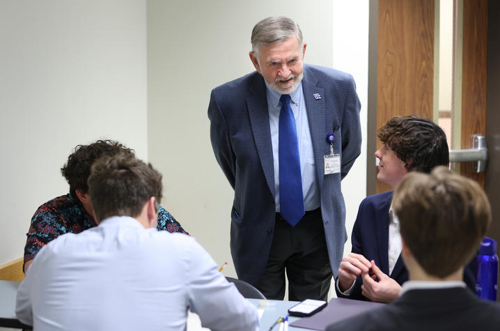 Michael Rankin, M.D., a decorated UK College of Medicine alum and Fort Logan Derby-Wright Foundation board member, interacts with students. Mark Cornelison | UK Photo