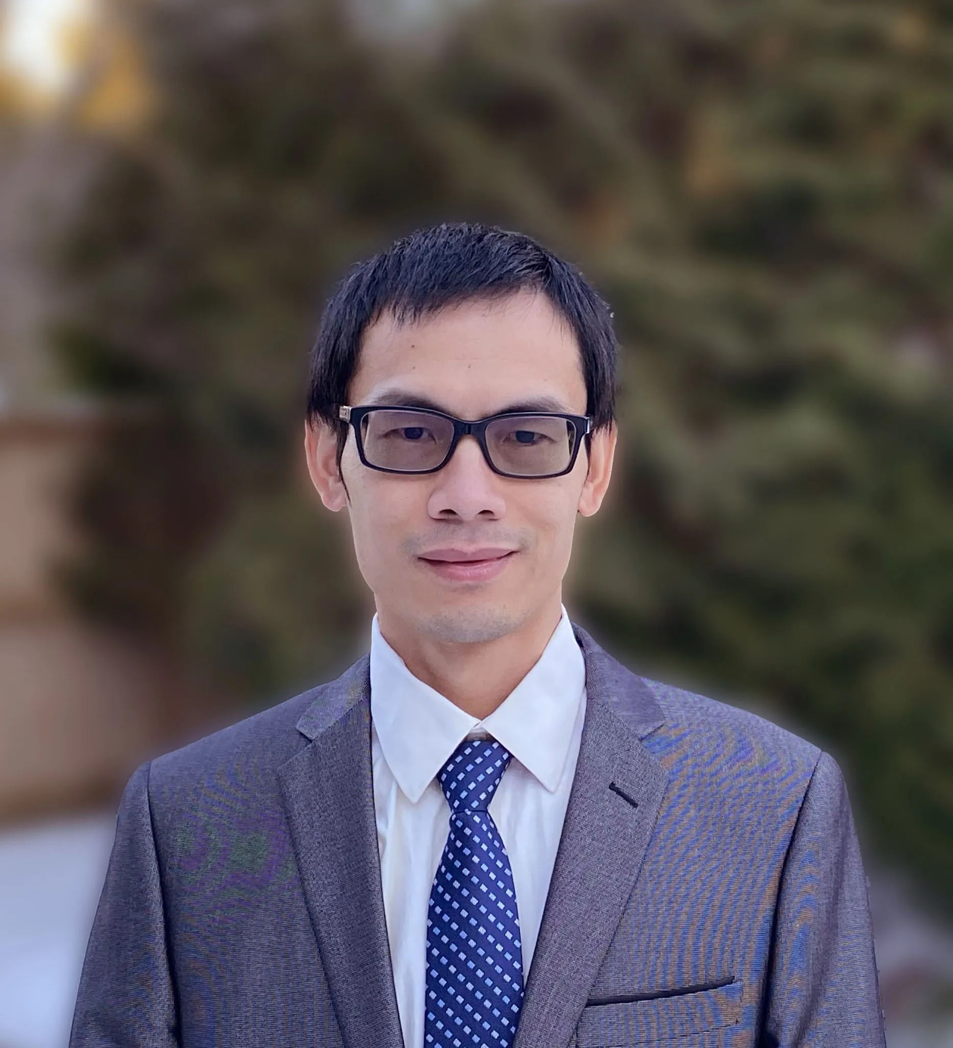 Headshot of Qingzhang Zhu in a gray suit