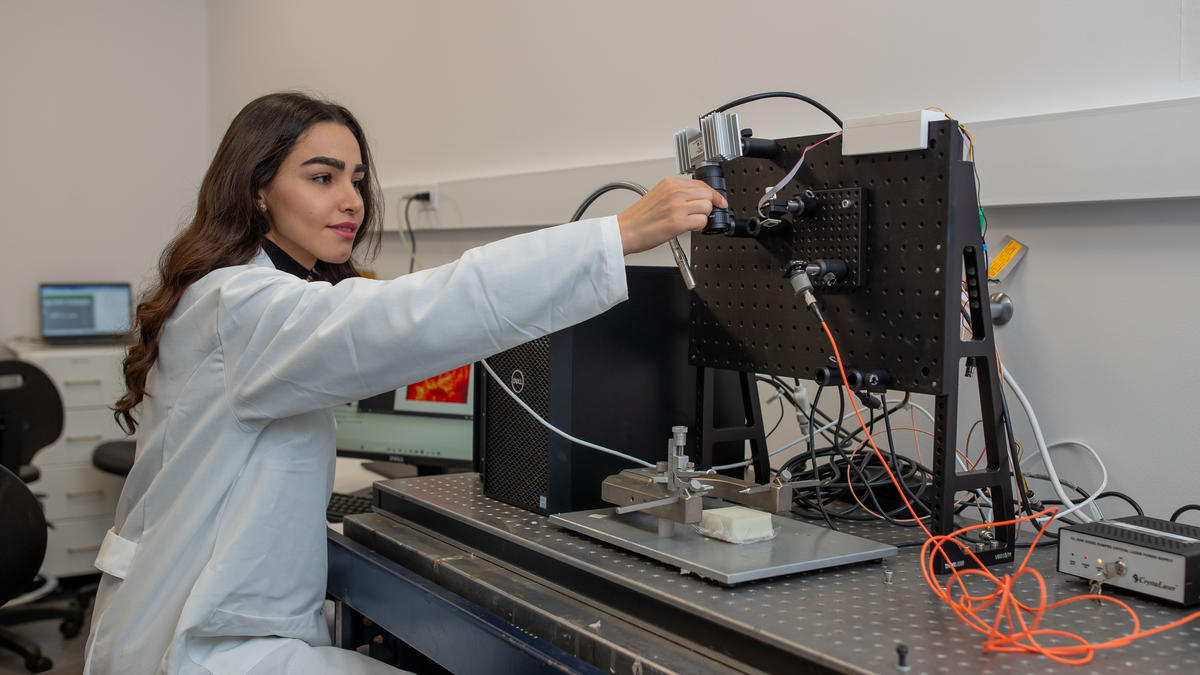 Faezah Akbari in a biomedical lab