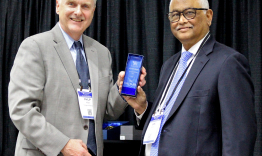 Dr. Philip Kern presents Dr. Sibu Saha with a CCTS Mentor Recognition Award