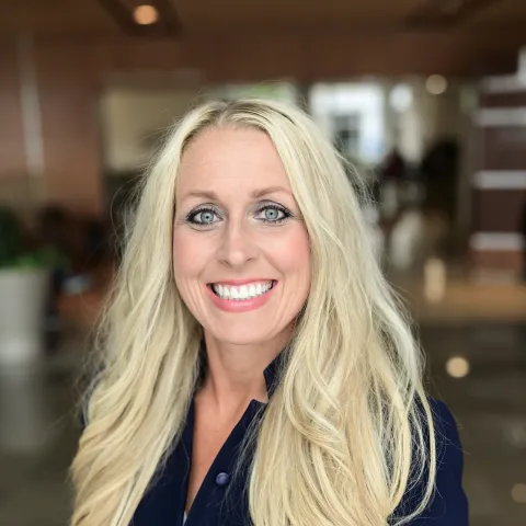 headshot of jenni decker