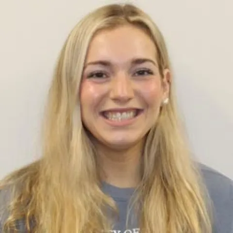 headshot of zoie
