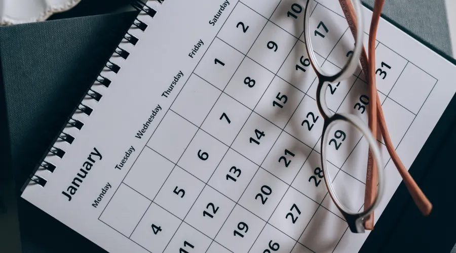 Paper calendar with glasses.