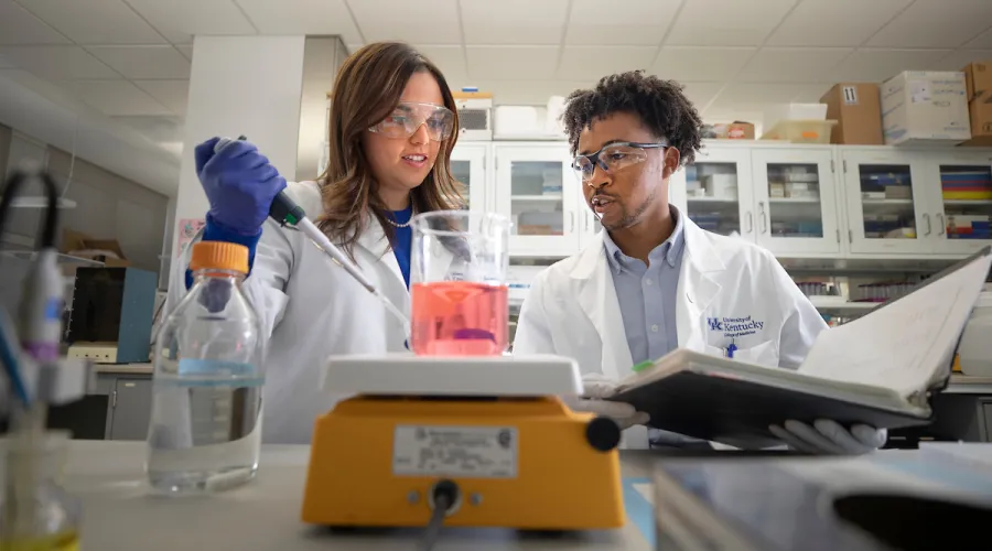 2 researchers in the laboratory