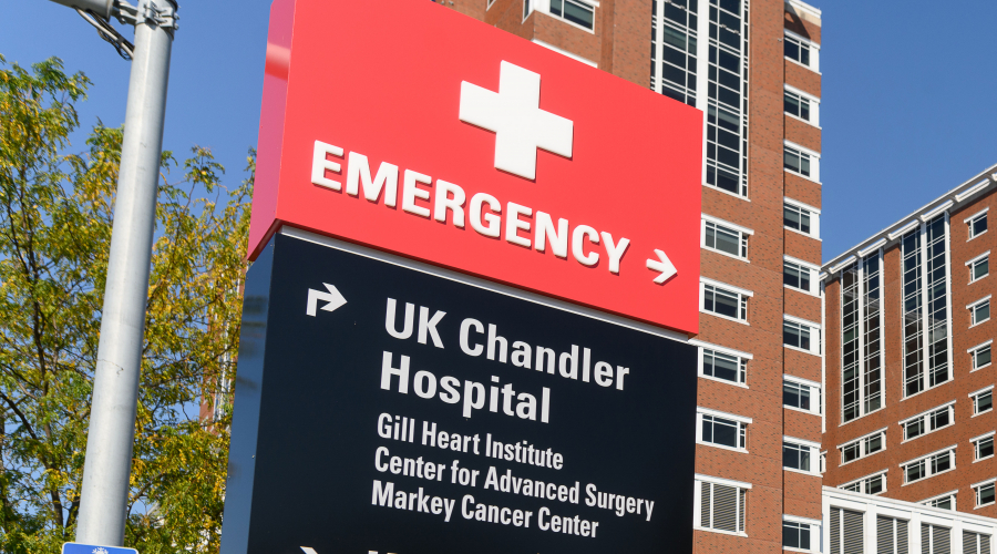 outside sign to emergency room and Chandler hospital