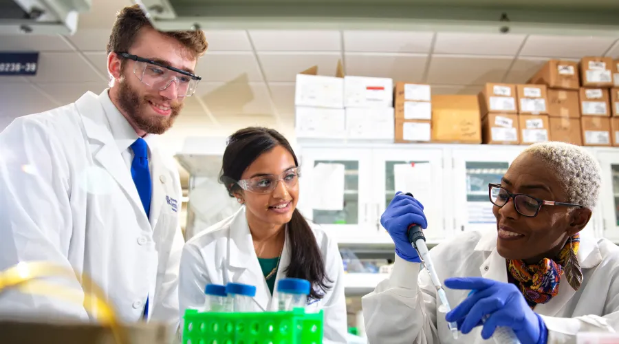 Yvonne Fondufe-Mittendorf working with her students in the lab.